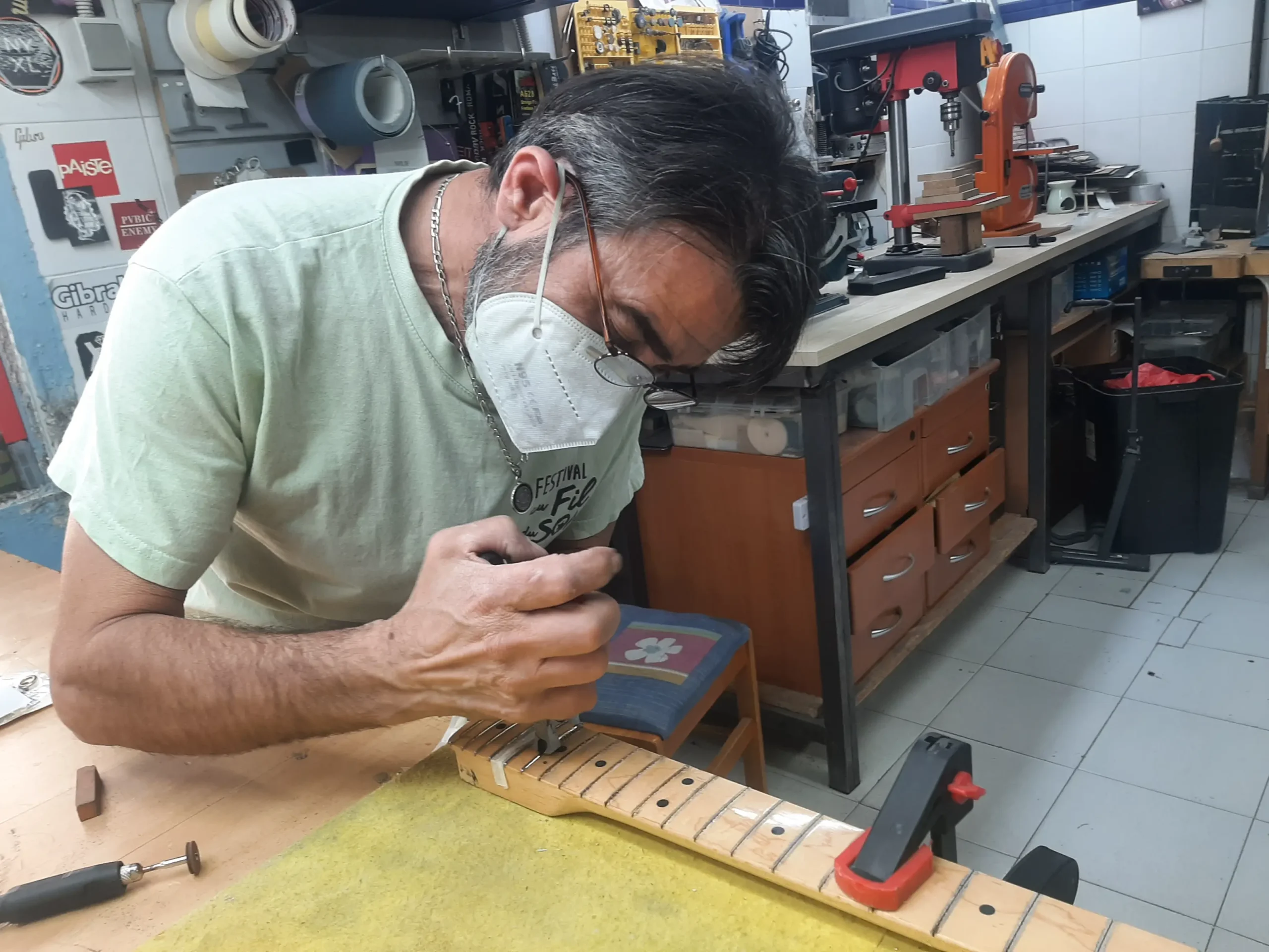 mantenimiento de instrumentos de cuerda
